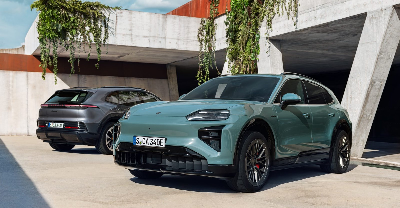 2026_PORSCHE_CAYENNE_EV_E4_VANADIUM_GREY_CAYENNE_TURBO_EV_E4_MYSTIC_GREEN_DKOS2649