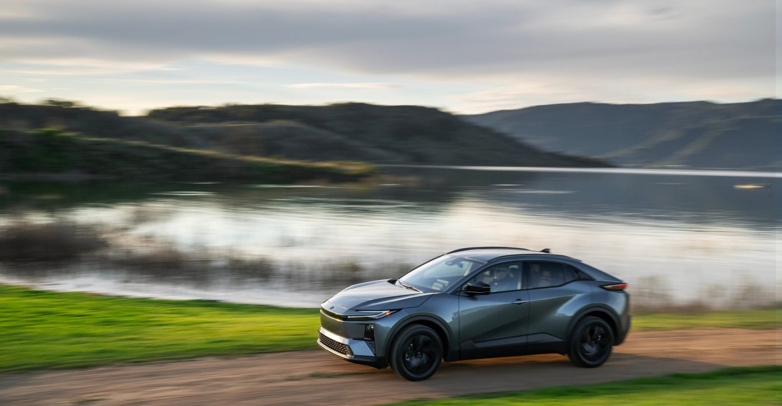 2026_Toyota_C-HR_SE_Overcast_003